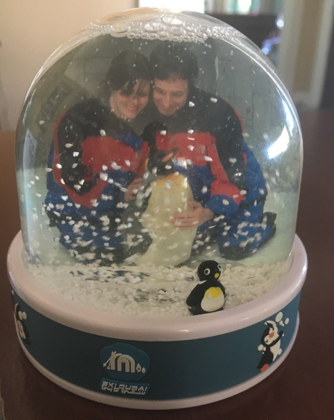 dubai_penguin_snow_globe