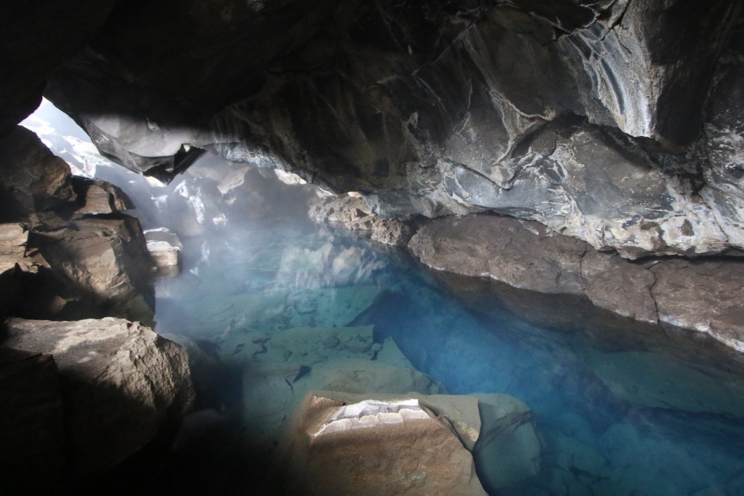 game_of_thrones_iceland_grjotagja_1