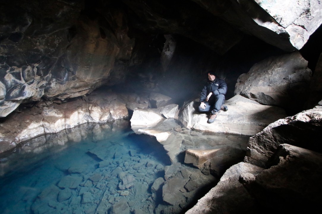 game_of_thrones_iceland_grjotagja_4