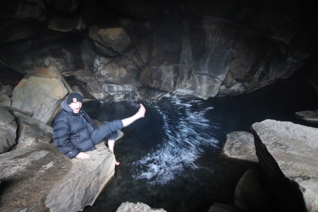 game_of_thrones_iceland_grjotagja_8