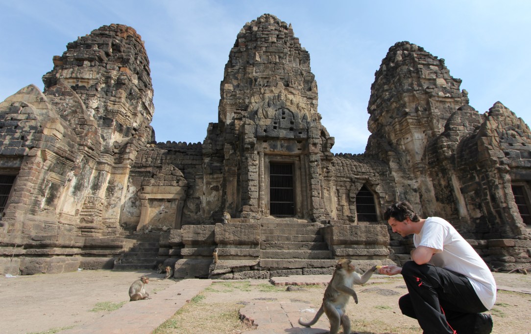 Lopburi_Monkeys_55_crop